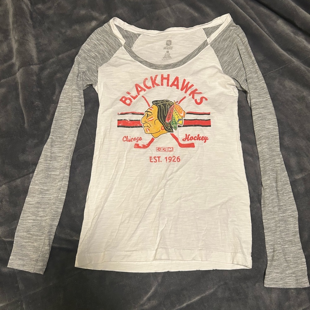 CCM NHL Chicago Blackhawks White and Gray Shirt Women’s Medium